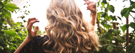 femme de dos avec belle chevelure blonde